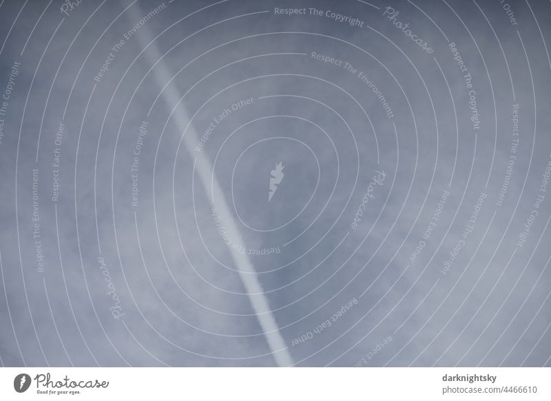 Reisen per Flugzeug hoch oben am Himmel in den Lüften mit diagonalem Kondensstreifen Unwetter Regen frisch Klima Urelemente Schönes Wetter schlechtes Wetter