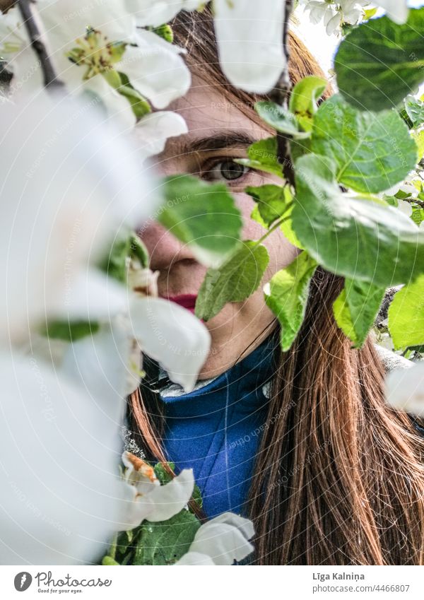 Verdunkeltes Gesicht im Frühling verdunkelt verdecktes Gesicht Mensch Detailaufnahme Natur Frau Auge Erwachsene Behaarung Farbfoto Mund Gesichter Wange Nase