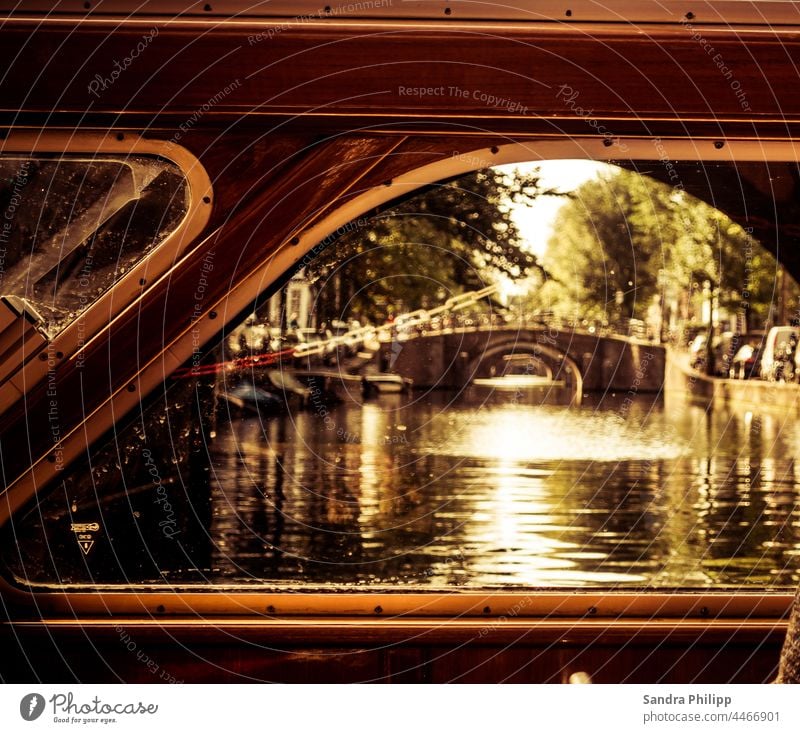 Blick aus einem Schiffsfenster auf mehrere Brücken hintereinander Amsterdamm Gracht Altstadt Farbfoto Außenaufnahme Menschenleer Sehenswürdigkeit Stadt Wasser