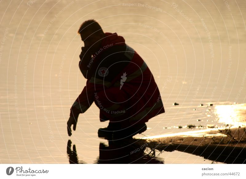 Stille Momente Mann See Meer Strand hocken Denken Natur Wasser Küste Amerika Mensch sitzen Telefon Nachdenken