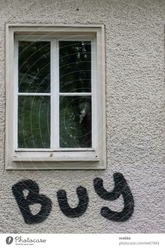 Ein Fenster steht zum Verkauf Immobilie Immobilienmarkt Haus Architektur Gebäude Stadt Fassade immobilie Altbau Mauer Bauwerk hauskauf verkaufen zum verkauf