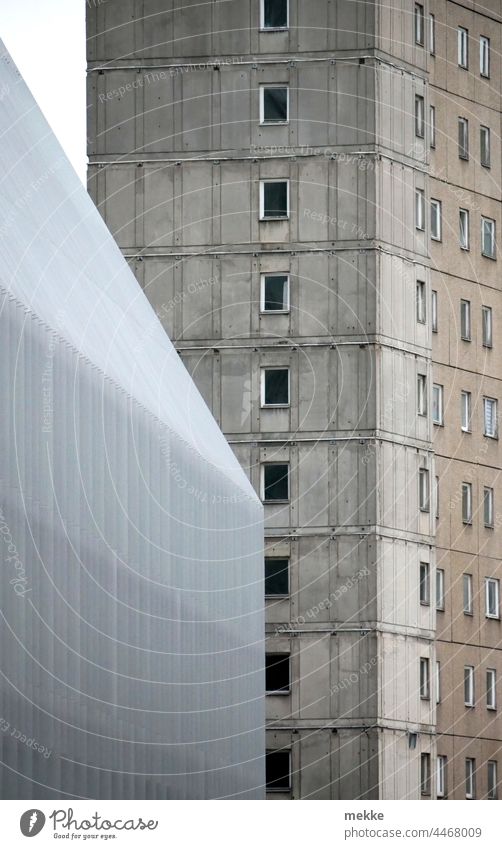 Altbau mit, Neubau ohne Fenster Architektur Haus Hochhaus Berlin Plattenbau Gebäude marode neu alt unsaniert Stadt Stadtzentrum Beton Fassade modern trist