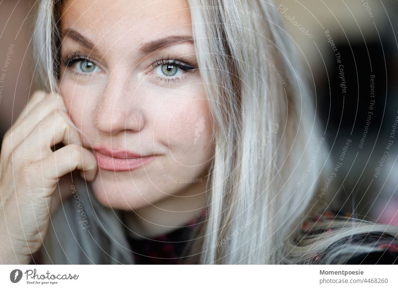 blonde Frau Portrait lächeln langhaarig grüne Augen Gesicht weiblich authentisch schön natürlich junge Frau ästhetisch Erwachsene Schönheit skeptisch