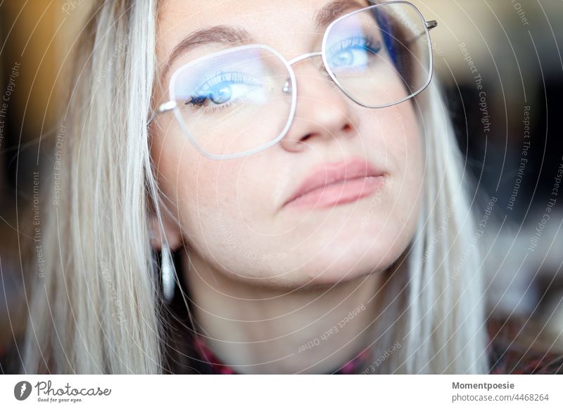 blonde Frau mit Brille Portrait Gesicht blick wissbegierig Studentin Schüler intelligent klug studieren lernen Streber Schule Studium Porträt Mensch Bildung