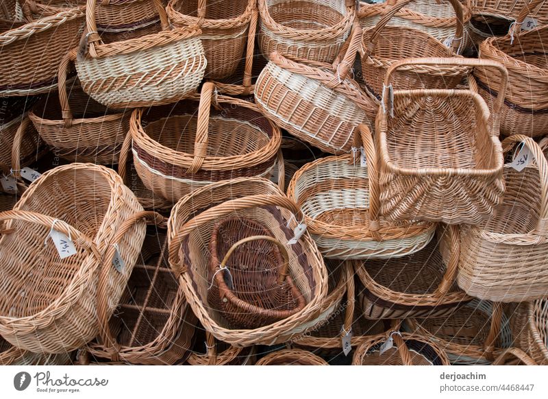 Verschiedene Weidengeflecht  Körbe, Große  und kleine  zu Auswahl. Weidenkorb Außenaufnahme Menschenleer Farbfoto Korb Tag Natur braun natürlich Nahaufnahme