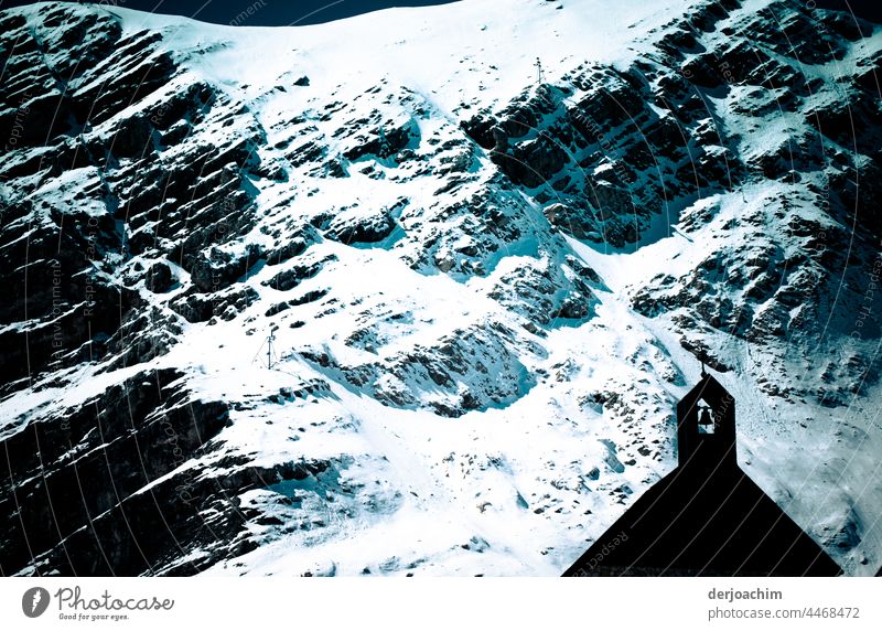 Die Schwarze Kapelle mit Glockenturm , auf einem Berg mit Schnee. Berge u. Gebirge Winter Natur kalt Landschaft weiß Außenaufnahme Farbfoto Eis Menschenleer