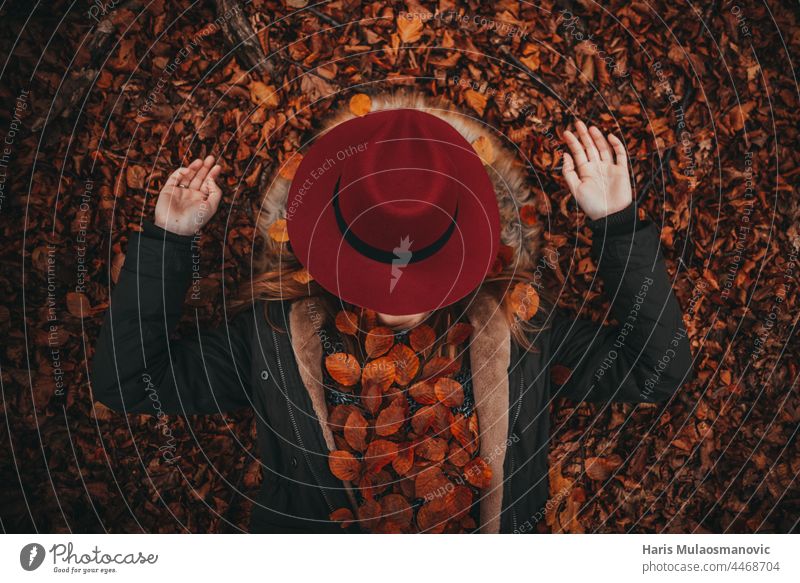 Mädchen mit Hut genießt den Herbstwald allein Herbstfarben Herbstlaub Herbst-Vibes Hintergrund schön schöne Frau Kaukasier Feier Sauberkeit geschlossene Augen