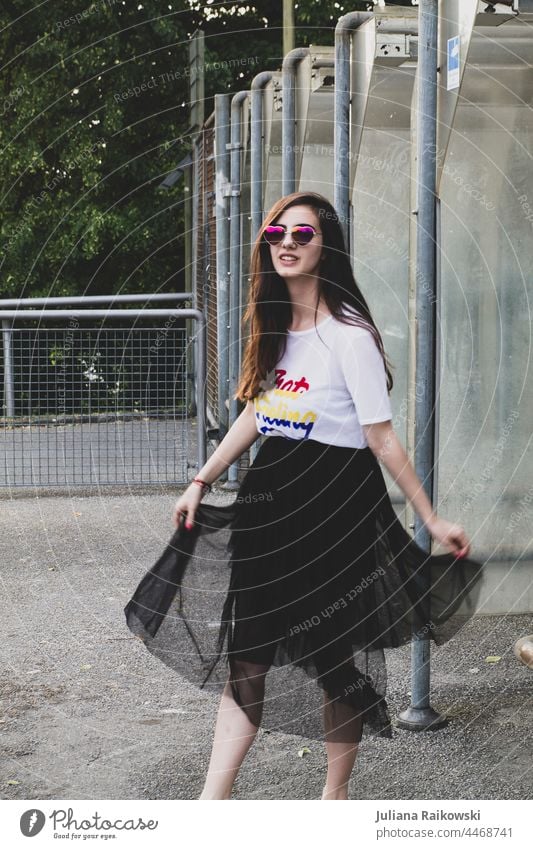 junge Frau im Sommer - Festivalbesucherin Jugendliche Fusion-Festival blau Freude Sonnenbrille verrückt Coolness Außenaufnahme Farbfoto Veranstaltung Gesicht