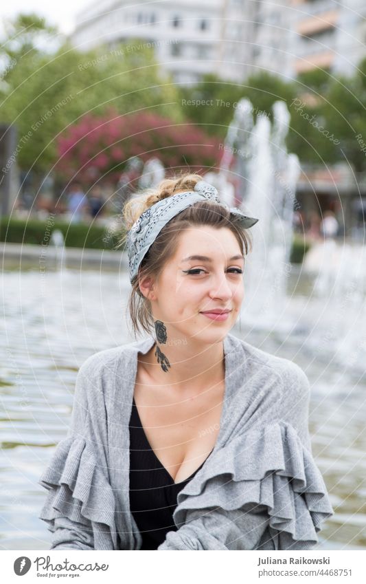 Hübsche Frau am Brunnen hübsch attraktiv Porträt Jugendliche schön Blick brünett Kaukasier Gesicht Lächeln Glück Mensch lächeln natürlich heiter Freude draußen