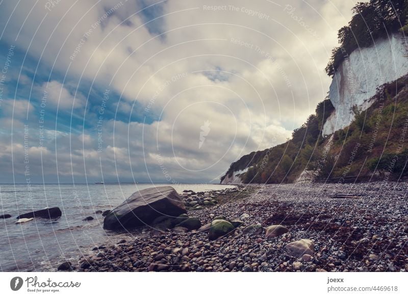 Steiniger Strand mit Steilküste: Rügenener Kreidefelsen Ferien & Urlaub & Reisen Felsen Küste Ostsee braun Idylle Farbfoto Himmel Insel Landschaft Natur