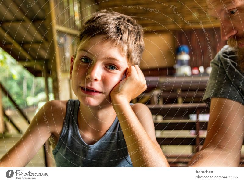 ach mama… Cool aufmerksam Borneo Iban Sarawak Sohn Familie & Verwandtschaft Porträt Junge Kind frech Gesicht Kindheit anschauen Lächeln Zufriedenheit fragend