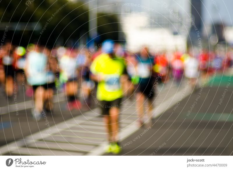 unscharfe Läufer auf der Strecke vom Berlin-Marathon Berlin-Mitte Menschengruppe defokussiert Joggen laufen Sport Volkslauf Veranstaltung Straße Karl-Marx-Allee