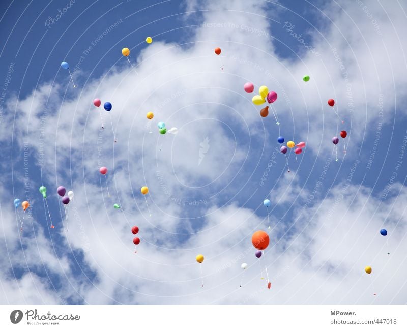 #222# bunte grüße Luft Himmel Wolken fliegen hoch Luftballon Gruß aufsteigen mehrfarbig Farbstoff Blauer Himmel weiß Feste & Feiern Gummi Helium Schweben