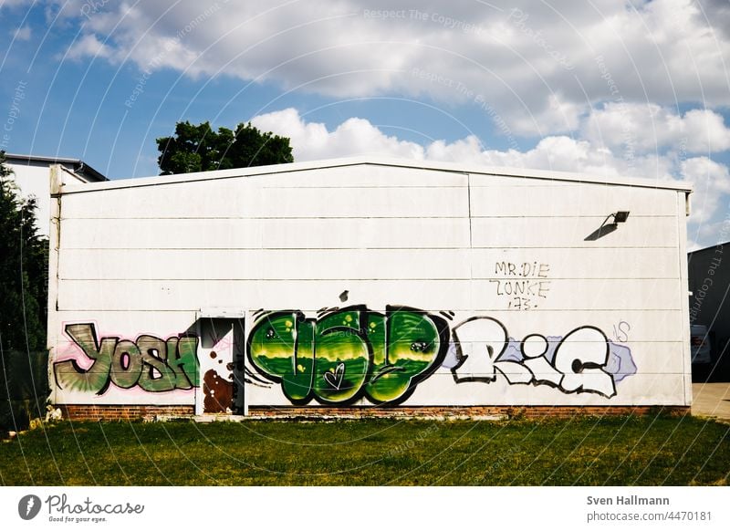 Graffiti an weißer Wand unter blauem Himmel Schriftzeichen Gefühle Symbole & Metaphern Wort graffiti Mauer Buchstaben Graffito Schmiererei Jugendkultur