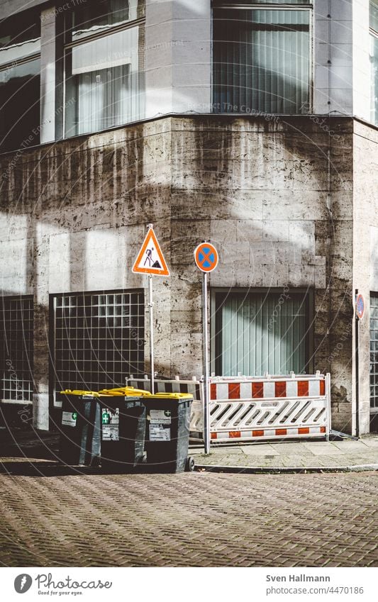 Mülltonne und Waschmaschine stehen vor verlassener Halle mülleimer wand überdachung überseestadt Müllbehälter Müllentsorgung wegwerfen Umwelt Mülleimer Abfall