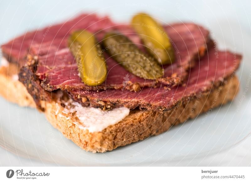 Pastrami-Toast auf Roggentoastbrot Belegtes Brot Toastbrot Kassiererin blau Zuprosten meerrettich speck gegrillt Rumpsteak schinken zutaten flämisch Stadt Essen