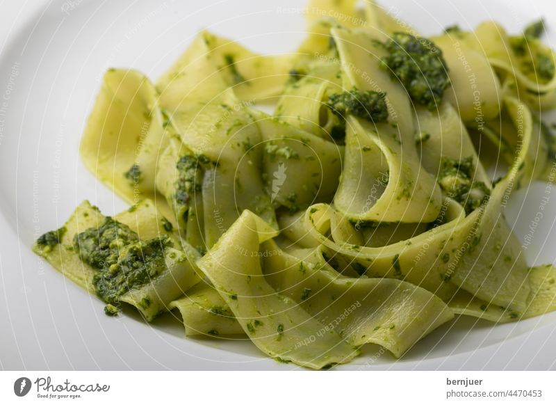 Tagliatelli Nudeln mit Bärlauchpesto Tagliatelle Pesto Grün Nahaufnahme Spätzle Knoblauch wild bärlauch gesund mediterran Italienisch küche Kochen Vegetarisch