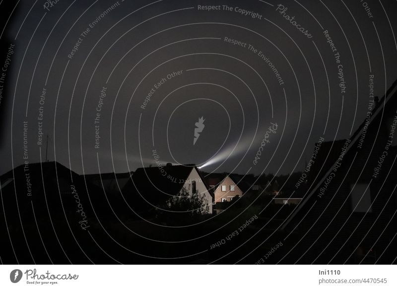 Leuchtfeuer bei Nacht Neuer Leuchtturm Borkum Insel Landseite angestrahlt Häuser Umrisse Dunkelheit Lichtschein Schatten Schifffahrt Seezeichen