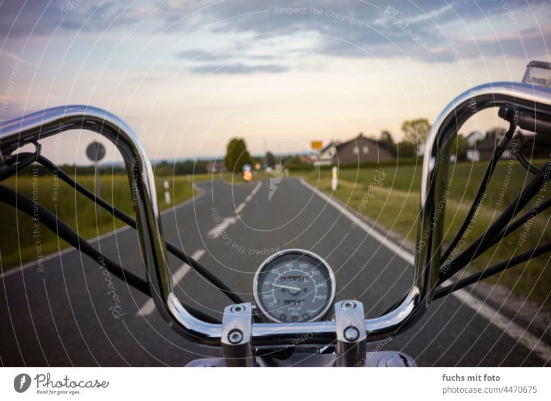 POV Motorrad fahren, Tachometer chopper apehanger biker Straße Geschwindigkeit Ortschaft Verkehr Fahrzeug Abenteuer Freiheit Reise moto Ausflug PS Himmel Häuser