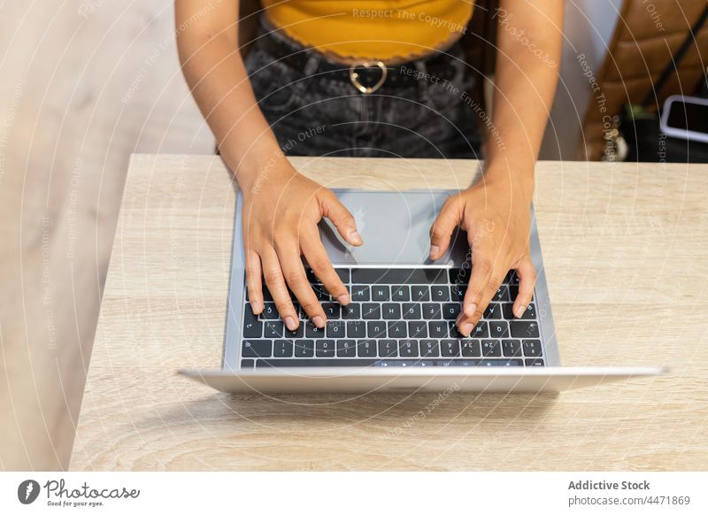 Anonyme Frau beim Tippen auf dem Laptop während der Arbeit Unternehmer benutzend online Büro Internet Business Arbeitsplatz Geschäftsfrau zuschauen