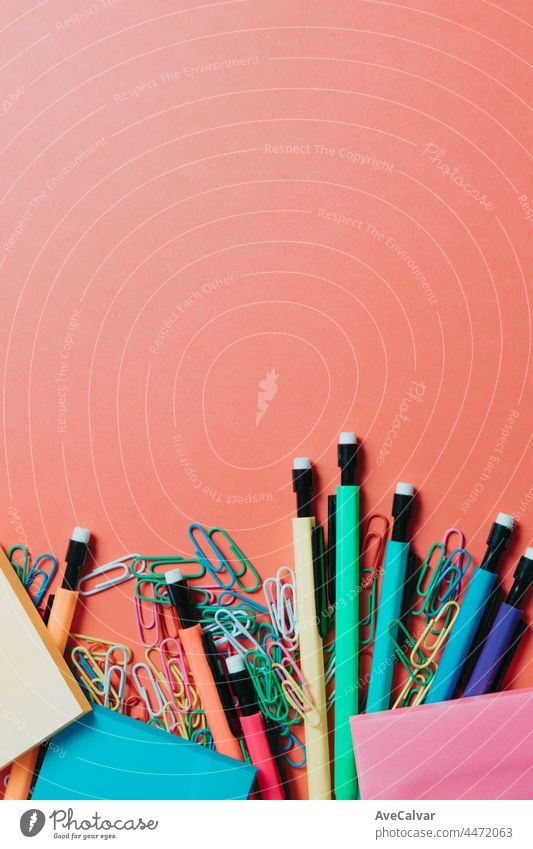 Zurück zu Schule Hintergrund mit Schulmaterial auf Tafel. Bleistifte, Stifte, Karton, bunten Hintergrund Rücken Hochschule Bildung Lernen Notebook Schüler