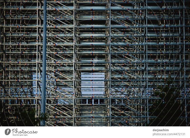 Ganz  Großes Stahlgerüst. Die Rückseite einer Tribüne. Gerüst Architektur Baugerüst Baustelle Renovieren Strukturen & Formen Fassade Wandel & Veränderung Schutz