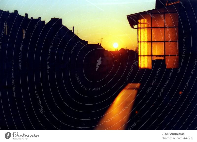 dumdi dumdi dum Haus Fassade Sonnenuntergang Balkon Straße Geländer Silhouette