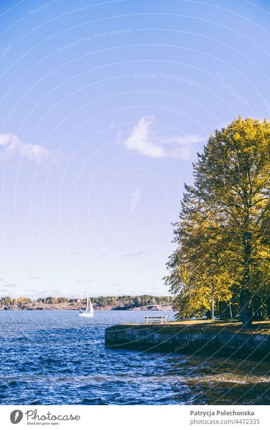 Segelboot auf dem Meer bei der Insel Suomenlinna in Finnland MEER Ostsee suomenlinna fallen Herbst Landschaft sonnig Helsinki