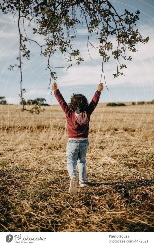 Rückansicht Mädchen spielt mit Zweig Kind 1-3 Jahre Kaukasier Baum Ast Freiheit authentisch Herbst Spielen mehrfarbig Farbfoto Außenaufnahme Kindheit Natur