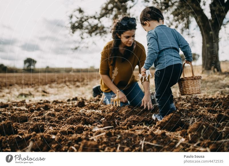 Mutter und Sohn spielen auf einem gepflügten Feld Mutterschaft Mutter mit Kind Zwei Personen Zusammengehörigkeitsgefühl Kindheit Zusammensein Lifestyle Pflege