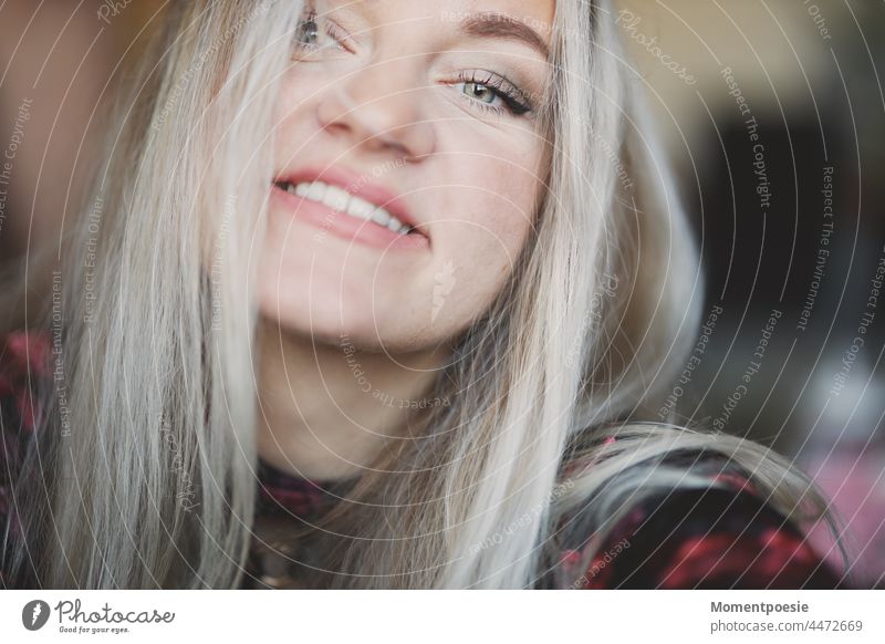 blonde Frau lacht lachen fröhlich lächeln Fröhlichkeit Glück glücklich glückliche Frau Freude Zufriedenheit Gesicht Farbfoto schön attraktiv zufrieden Porträt