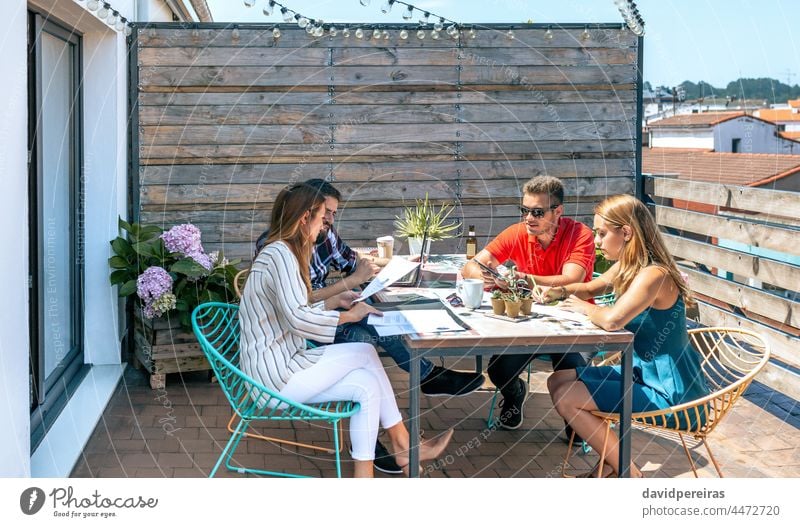 Menschen, die auf der Terrasse des Büros arbeiten im Freien außerhalb Dachboden Menschengruppe informelles Treffen Arbeitstreffen Business