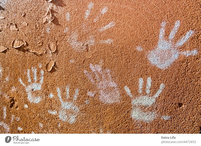 Mehrere bunte Kinder Handabdrücke auf huskily braunen Wand abstrakt Kunst künstlerisch Hintergrund Kreide Kindheit Farbe farbig farbenfroh Kreativität Design