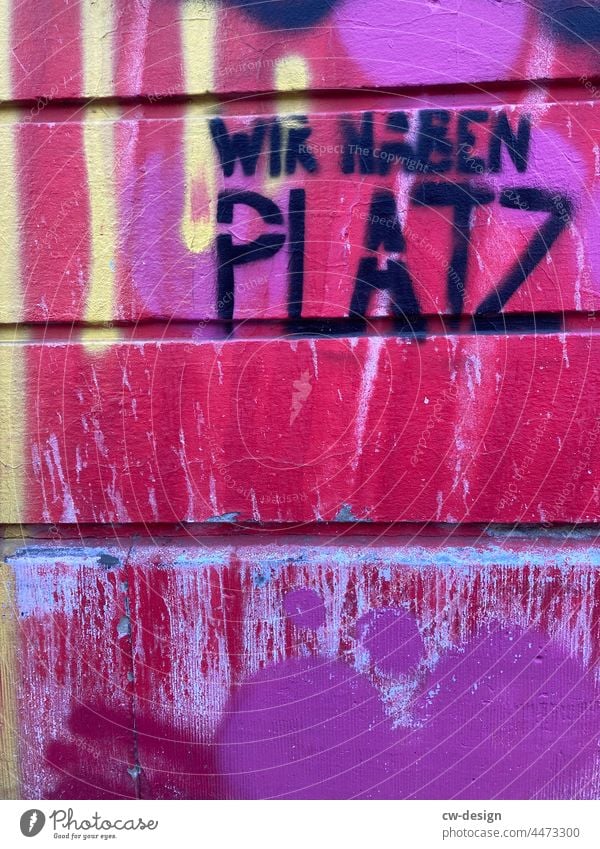 Wir haben noch mehr Platz - gezeichnet & gemalt Platz machen platz für notizen Platz haben Reihe Möbel Beton grau Pause Stuhl Sitz viele warten sitzen