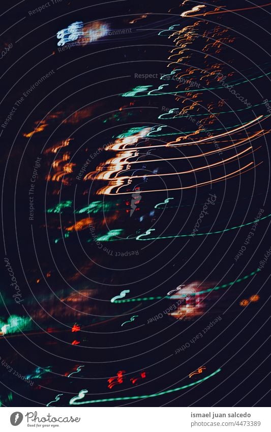 bunte Straßenlaternen bei Nacht in der Stadt Lichter Bewegung Geschwindigkeit Linien mehrfarbig Farben farbenfroh Bokeh hell glänzend Unschärfe verschwommen