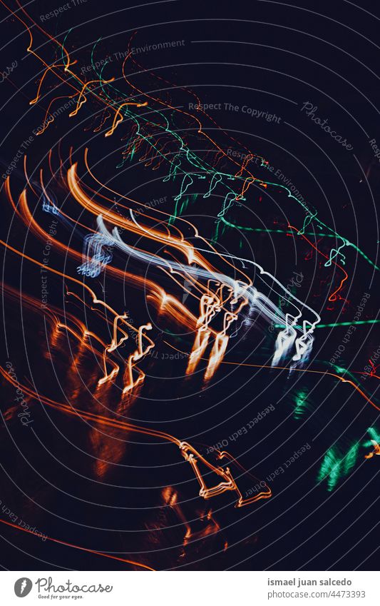 defokussierte Straßenlaternen bei Nacht in der Stadt Lichter Bewegung Geschwindigkeit Linien mehrfarbig Farben farbenfroh Bokeh hell glänzend Unschärfe