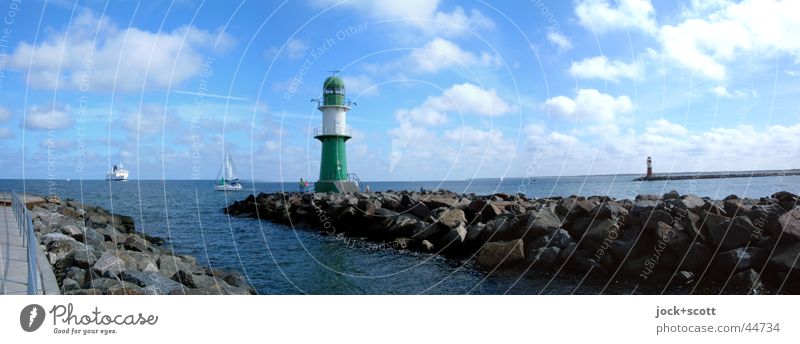 Hafeneinfahrt Warnemünde Kreuzfahrt Sommer Meer Wolken Schönes Wetter Ostsee Leuchtturm Fähre Segelboot Wasserfahrzeug maritim Horizont Idylle Umwelt Ferne