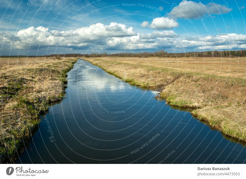 Der ruhige Fluss Uherka fließt durch das Dorf Czulczyce in Ostpolen Wiese Windstille Ufer Frühling Schönheit Gras Natur Cloud Himmel Wasser Landschaft Ansicht