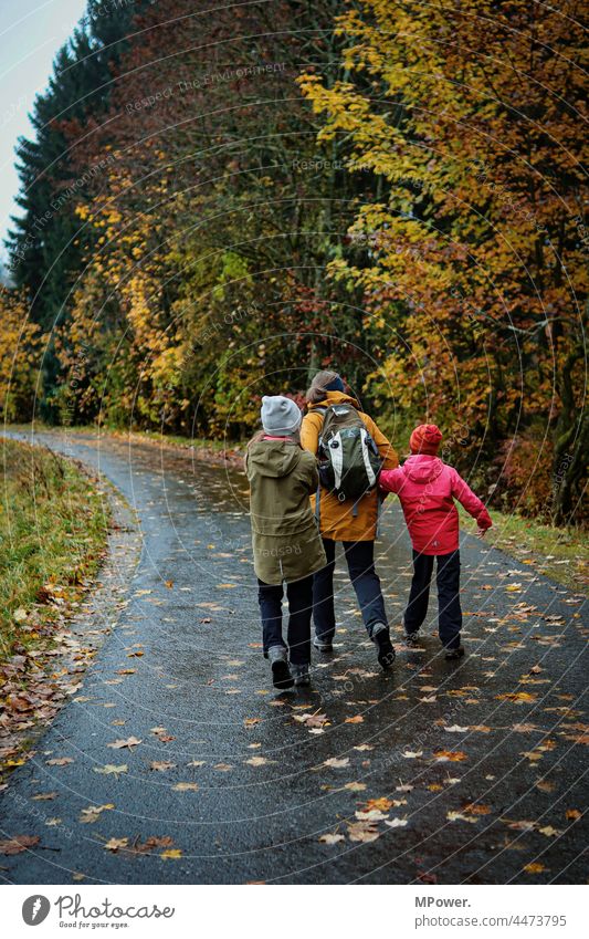 herbstwanderung Herbst wandern Familie Ausflug Familie & Verwandtschaft Natur Kind Zusammensein Eltern Ferien & Urlaub & Reisen Freude Kindheit Erwachsene