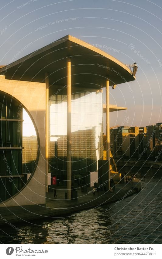 Spreebogen im Abendlicht bundestag Berlin Berlin-Mitte Demokratie Parlament Wahl BTW21 btw2021 Sondierungsgespräche Wahlen Sonnenlicht Filmlook Regierung