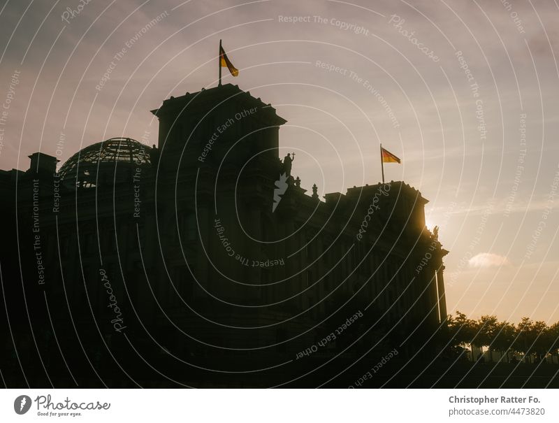 Reichstagsgebäude im Abendlicht bundestag Berlin Berlin-Mitte Demokratie Parlament Wahl BTW21 btw2021 Sondierungsgespräche Wahlen Sonnenlicht Filmlook Regierung