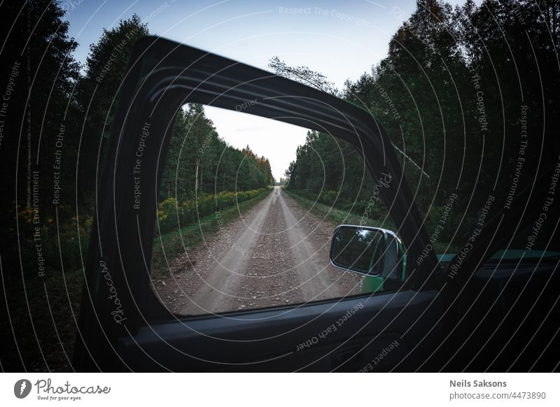 Blick durch das Fenster der geöffneten Autotür, Umrahmung, endlose gerade Waldstraße Abenteuer Hintergrund schön blau Lager PKW aktuell Design Detailaufnahme