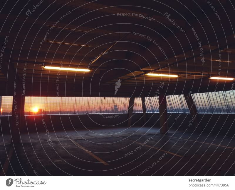 Parkhaus mit romantischen Gefühlen Sonnenuntergang kitschig Leerstand Abenteuer Stimmungsbild Parkplatz rötlich Beton parken Asphalt Verkehrswege Garage