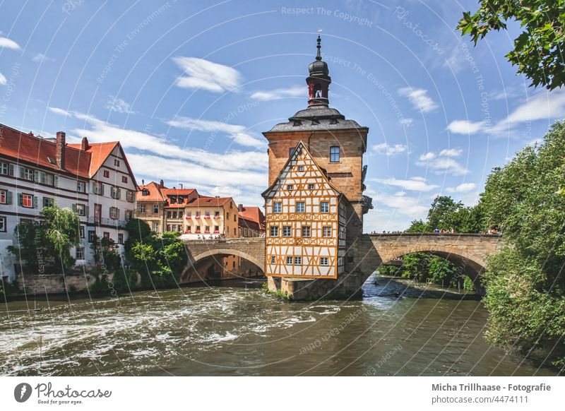 Altes Rathaus und Altstadt von Bamberg Bayern Franken Stadt Fluss Wasser Dom Türme Turmspitzen Häuser Gebäude Architektur Brücke Tourismus Touristen reisen