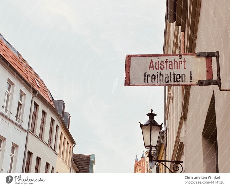 Schilder | Ausfahrt freihalten ! Schilder & Markierungen Hinweisschild Einfahrt Warnschild Häuser Fassade Hausfassade Laterne Straßenlaterne Zeichen Fenster