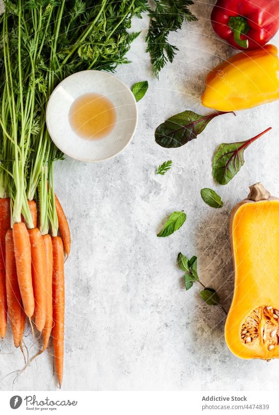 Frisch sortiertes Gemüse auf dem Tisch Vitamin gesunde Ernährung Kürbis Paprika rot grün gelb Möhre Lebensmittel organisch roh natürlich verschiedene Gesundheit