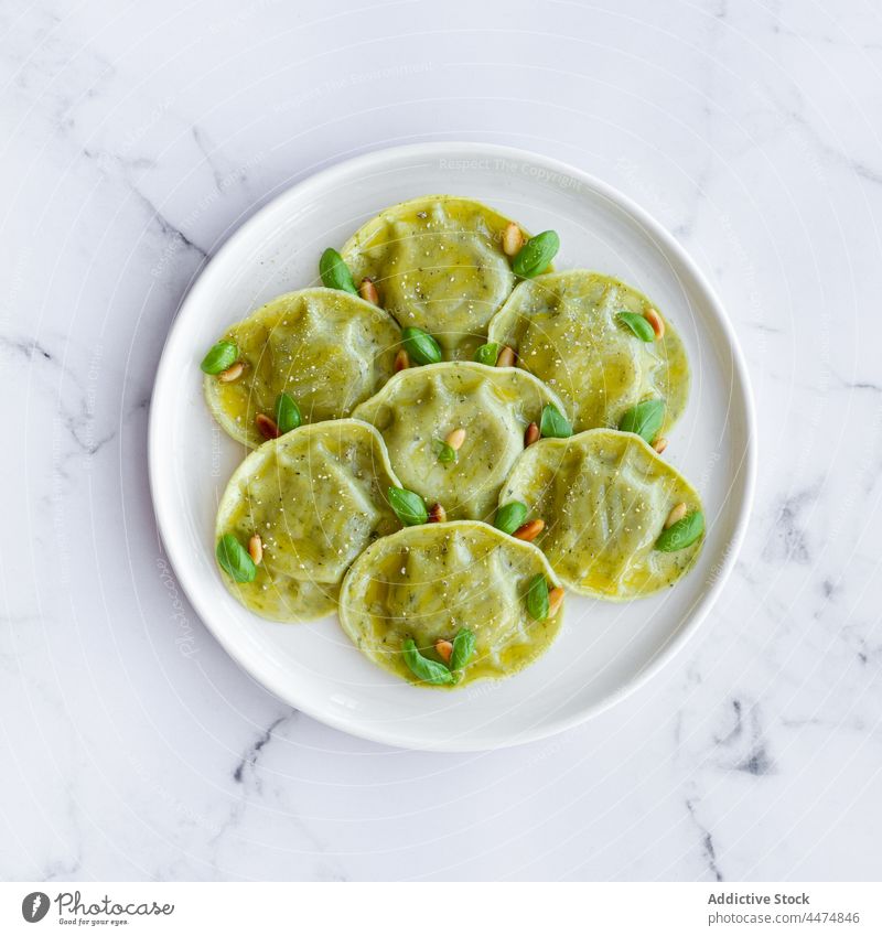 Leckere Raviolis auf dem Marmortisch dienen Lebensmittel Mahlzeit Basilikum Spätzle Teigwaren Speise Küche Italienisch Teller lecker Tisch geschmackvoll Dekor