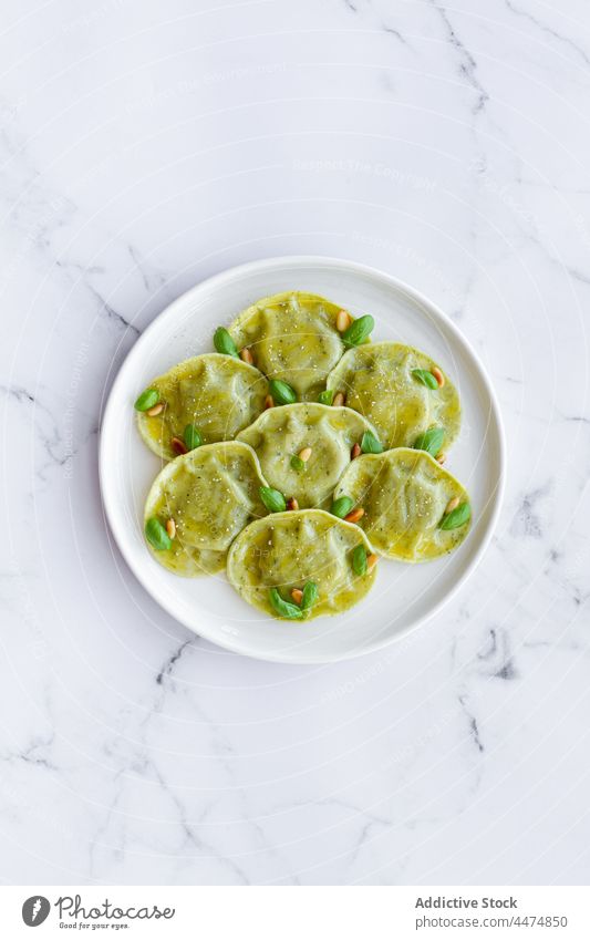 Leckere Raviolis auf dem Marmortisch dienen Lebensmittel Mahlzeit Basilikum Spätzle Teigwaren Speise Küche Italienisch Teller lecker Tisch geschmackvoll Dekor