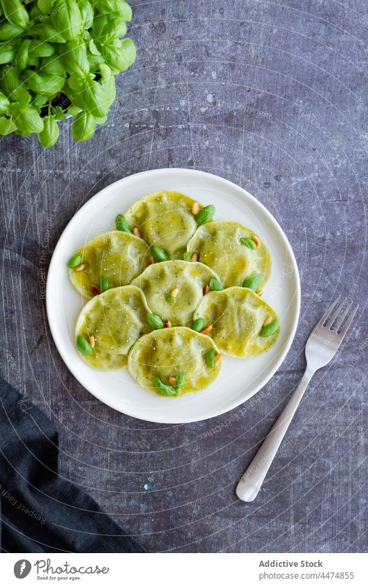 Leckere Raviolis auf dem Marmortisch dienen Lebensmittel Mahlzeit Basilikum Spätzle Teigwaren Speise Küche Italienisch Teller lecker Tisch geschmackvoll Dekor