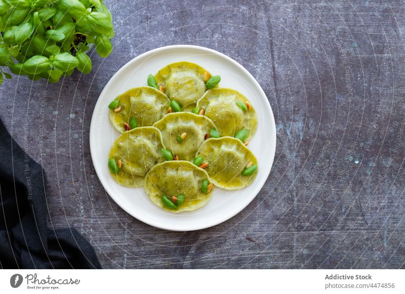 Leckere Raviolis auf dem Marmortisch dienen Lebensmittel Mahlzeit Basilikum Spätzle Teigwaren Speise Küche Italienisch Teller lecker Tisch geschmackvoll Dekor